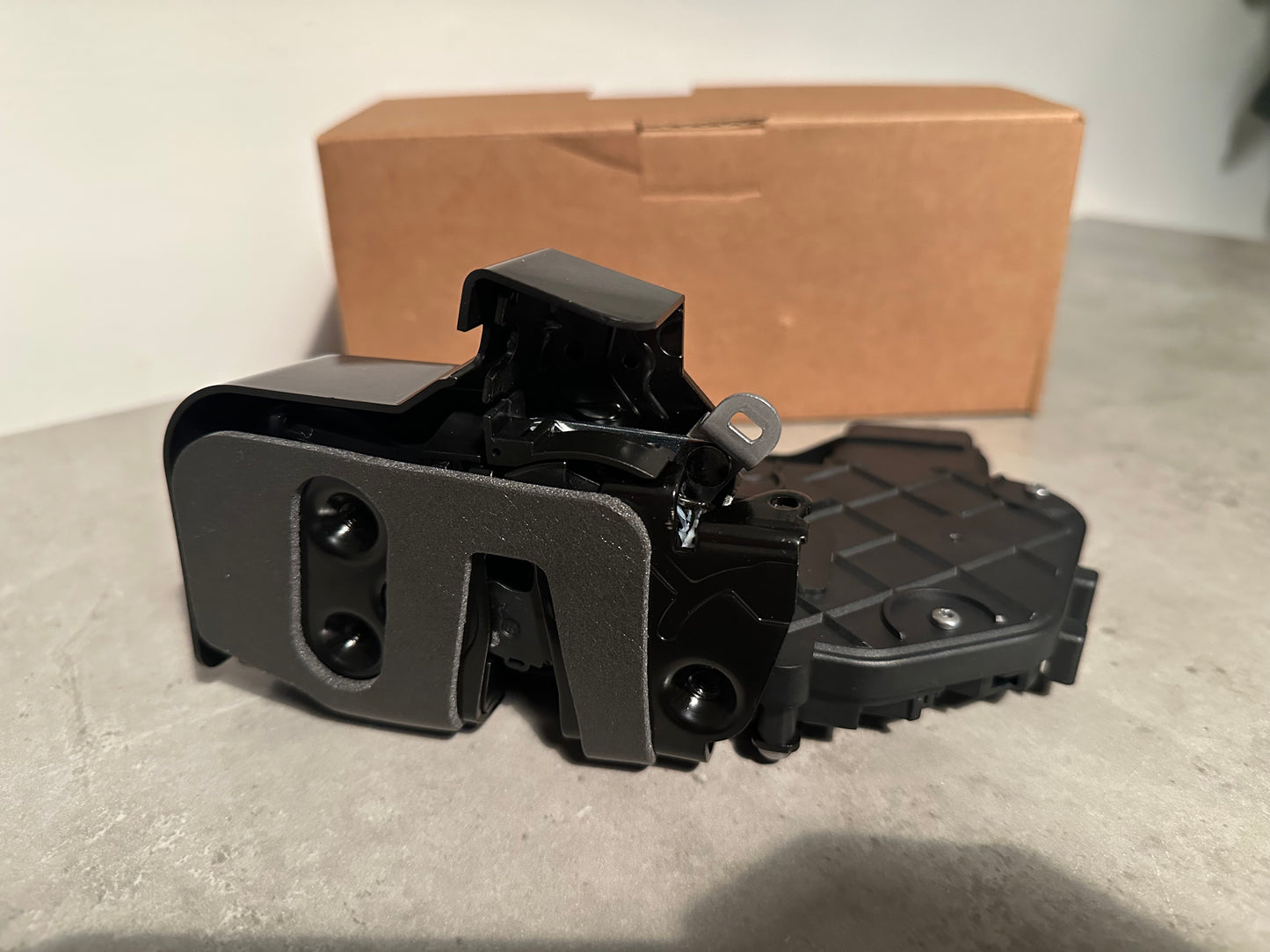 LR091524 discovery evoque o/s front drivers door latch
